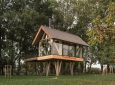 Крошечный домик на сваях предназначен для безмятежной жизни на природе