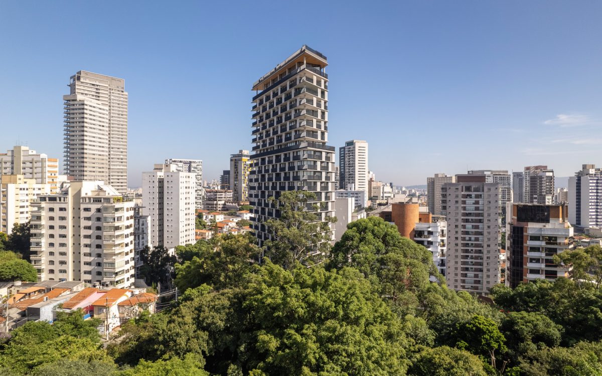 Высотное здание Onze22 в Бразилии оформлено большими балконами