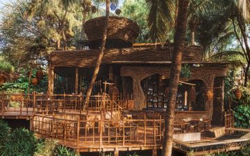 Como Agua: ресто-бар, украшенный гнездами, высится на краю скалы в Гоа