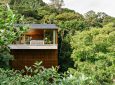 Дом для отдыха с деревянными ширмами спрятался среди леса на побережье Бразилии