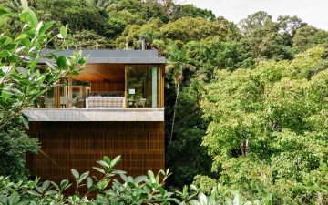 Дом для отдыха с деревянными ширмами спрятался среди леса на побережье Бразилии