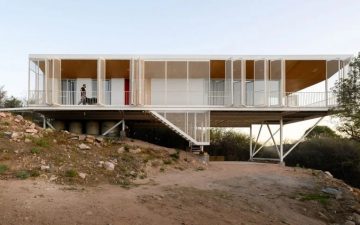 Сборный дом с металлическим каркасом на холме как образец современного минималистичного жилья
