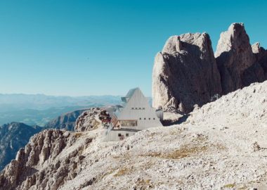 В итальянских Альпах появился светоотражающий горный ретрит