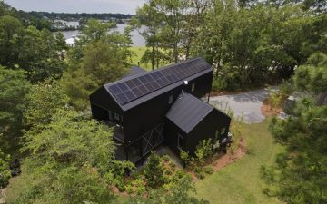 X-образный коттедж в Алабаме покрыт черным металлом