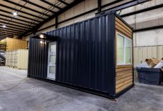 Мини-домик из транспортного контейнера стоит менее 40 тыс. долларов