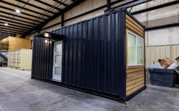Мини-домик из транспортного контейнера стоит менее 40 тыс. долларов