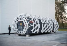 Moonshot: грузовой контейнер, превращенный в крошечное лунное жилище