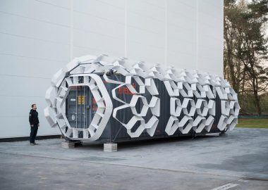Moonshot: грузовой контейнер, превращенный в крошечное лунное жилище