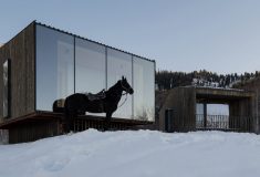Экологичные домики для отдыха из восстановленной древесины и с панорамными видами в Казахстане