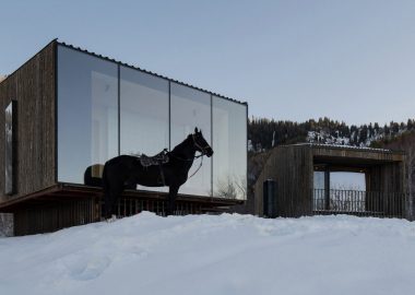 Экологичные домики для отдыха из восстановленной древесины и с панорамными видами в Казахстане