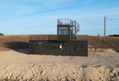 Три морских контейнера образуют один необычный мини-дом