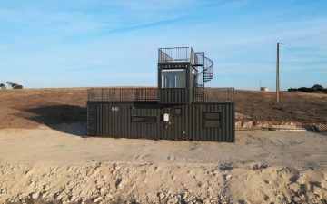 Три морских контейнера образуют один необычный мини-дом