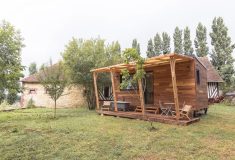 Bocage Normand: мини-домик для отдыха с ванной на свежем воздухе