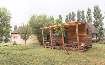 Bocage Normand: мини-домик для отдыха с ванной на свежем воздухе