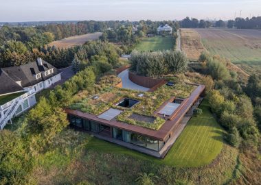 House in the Slope: дом на берегу реки