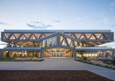 Большой, смелый и красивый: американский колледж, построенный из огромных бетонных блоков