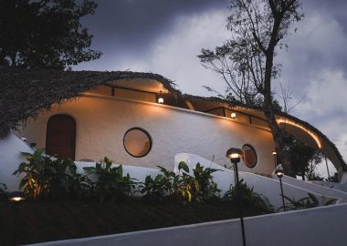 Эко-отель с соломенной крышей построен из глины и с помощью математики