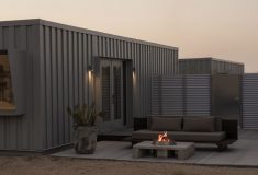 Отель Reset Hotel в высокогорной пустыне Калифорнии построен из сборных модулей
