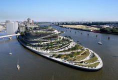 Амбициозная музыкальная площадка совмещает театр и парк