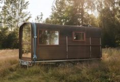 Бескаркасный мини-дом в деревенском стиле по доступной цене