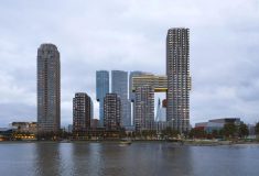 Небоскрёб, похожий на саксофон, увенчан эффектным крытым мостом