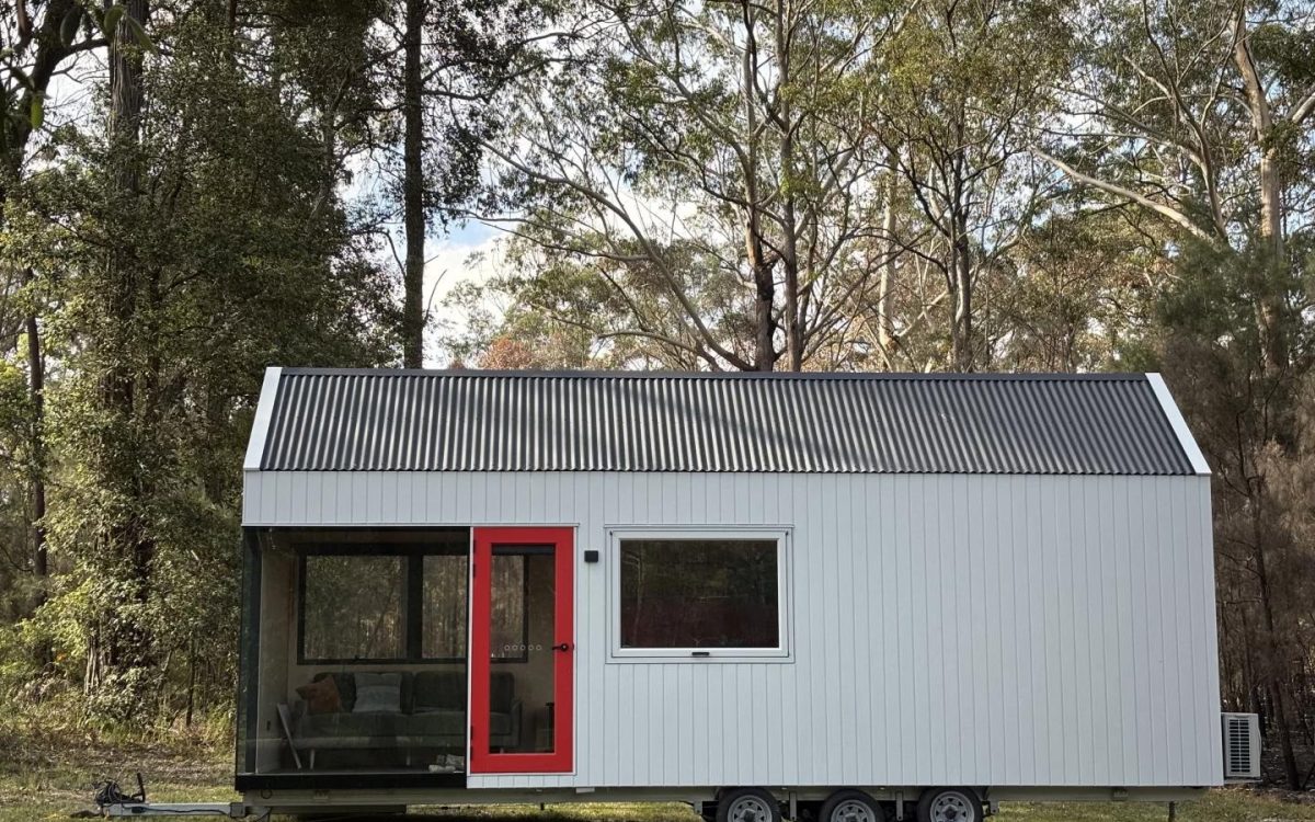 Одноэтажный крошечный дом с акцентом на освещение и обзор