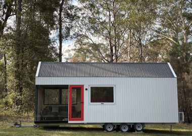 Одноэтажный крошечный дом с акцентом на освещение и обзор Одноэтажный крошечный дом с акцентом на освещение и обзор