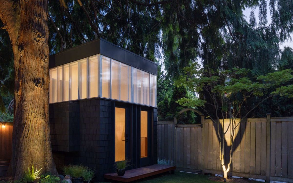 Сарай площадью 9,2 кв. метра на заднем дворе превратился в место для работы и отдыха