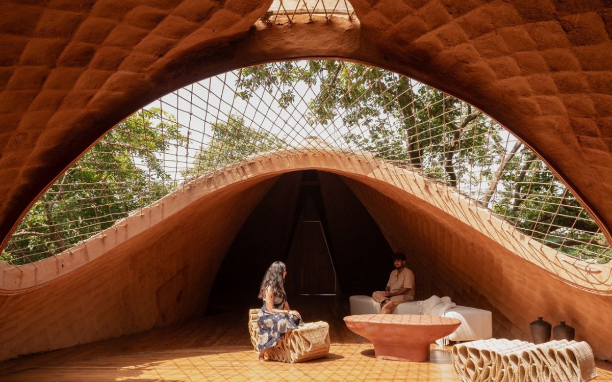 Этот дом в форме моста парит между двумя лесистыми склонами