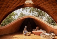 Этот дом в форме моста парит между двумя лесистыми склонами