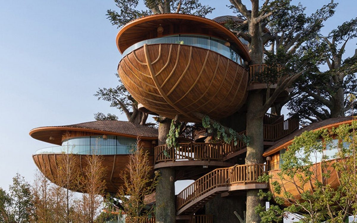 Эти сборные домики-гнезда искусно встроены в окружающие деревья