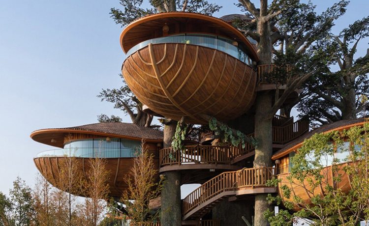 Эти сборные домики-гнезда искусно встроены в окружающие деревья