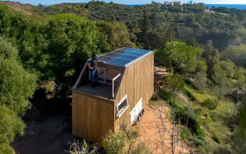 Компактный деревянный мини-дом обеспечивает автономное убежище от городской суеты Компактный деревянный мини-дом обеспечивает автономное убежище от городской суеты