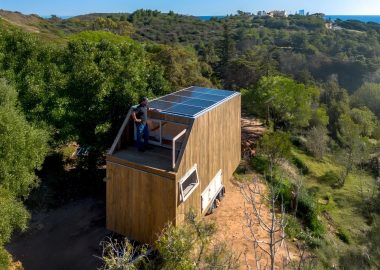 Компактный деревянный мини-дом обеспечивает автономное убежище от городской суеты Компактный деревянный мини-дом обеспечивает автономное убежище от городской суеты