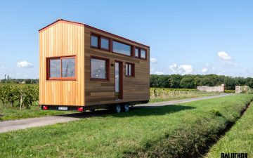 Компактный мини-домик с сетчатым верхним этажом Компактный мини-домик с сетчатым верхним этажом