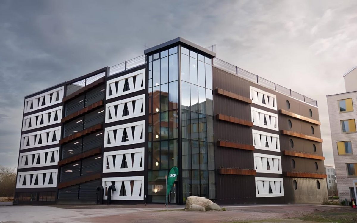 Лопасти ветряных турбин получили вторую жизнь в уникальном городском сооружении