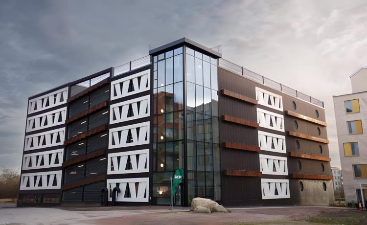 Лопасти ветряных турбин получили вторую жизнь в уникальном городском сооружении