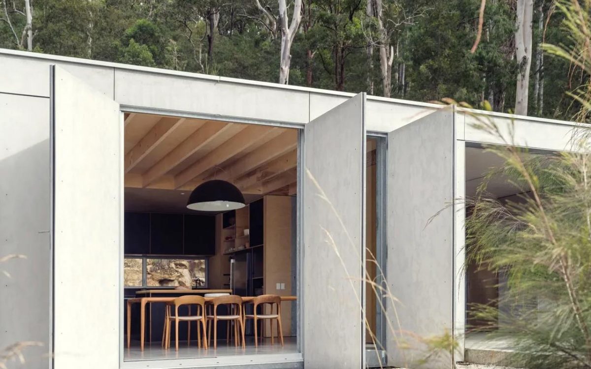 Огнестойкий дом для отдыха гармонично вписывается в австралийский лес