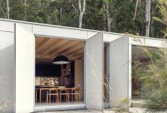 Огнестойкий дом для отдыха гармонично вписывается в австралийский лес