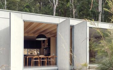 Огнестойкий дом для отдыха гармонично вписывается в австралийский лес