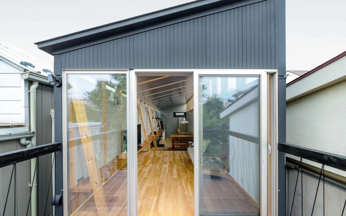 Традиционный японский дом построен на узком участке в Фукасаве