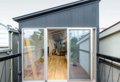 Традиционный японский дом построен на узком участке в Фукасаве