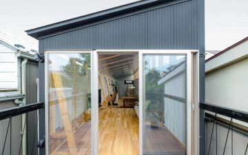 Традиционный японский дом построен на узком участке в Фукасаве