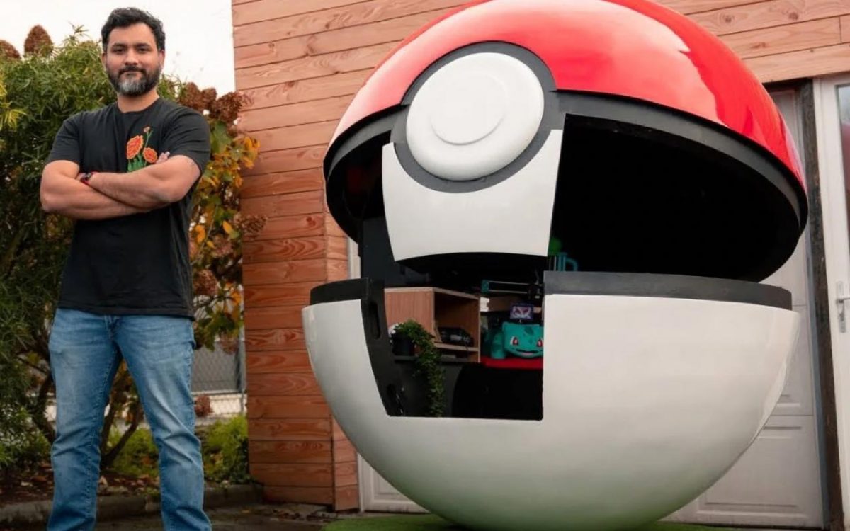Покебол высотой с человеческий рост и с игровой комнатой внутри