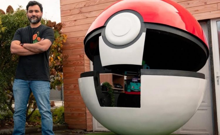 Покебол высотой с человеческий рост и с игровой комнатой внутри