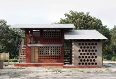 Этот дом за 2500 долларов спасает от жары с помощью глиняных горшков