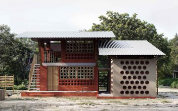 Этот дом за 2500 долларов спасает от жары с помощью глиняных горшков