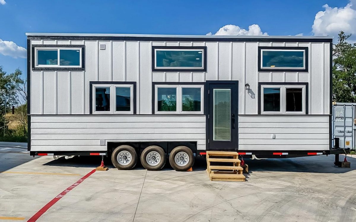 Сверхширокий мини-дом с удвоенным местом для хранения и спальными местами