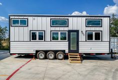 Сверхширокий мини-дом с удвоенным местом для хранения и спальными местами