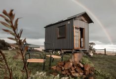 Автономный мини-дом в рустикальном стиле